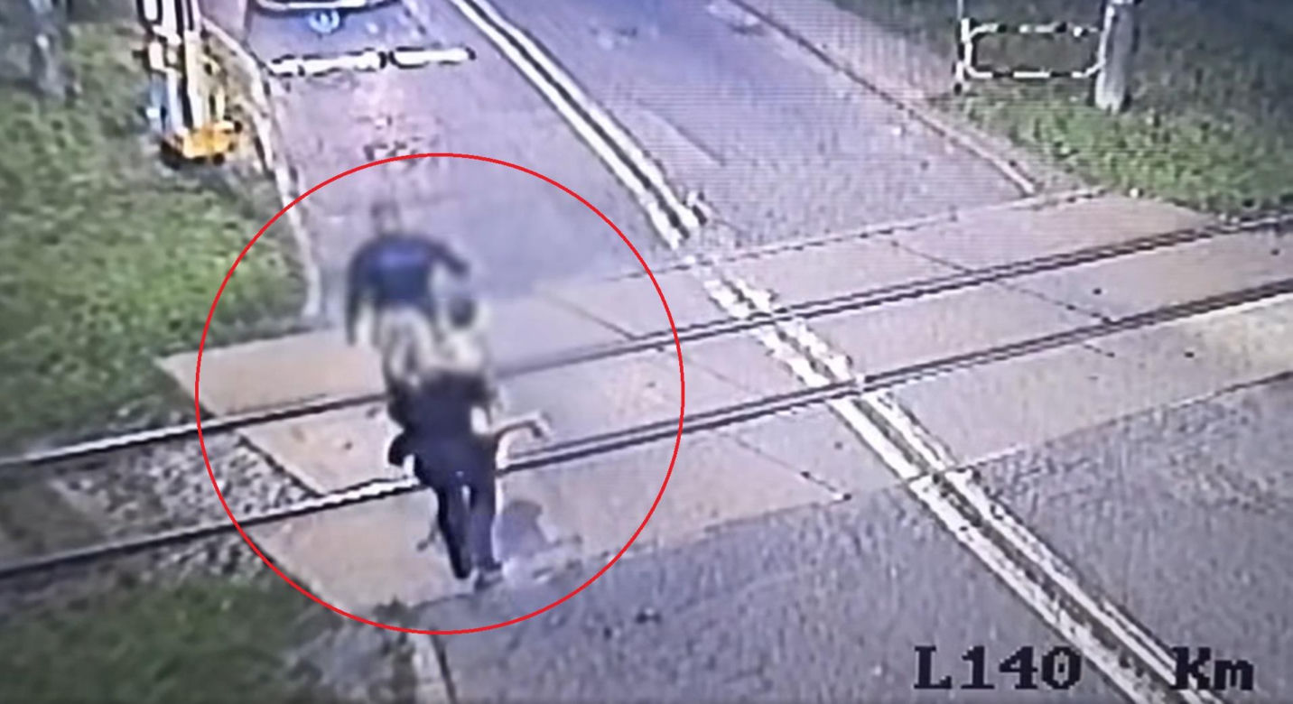 Wstrząsające nagranie pokazali policjanci z Mikołowa. 6-latek bawił się na torach, potem przejeżdża pociąg