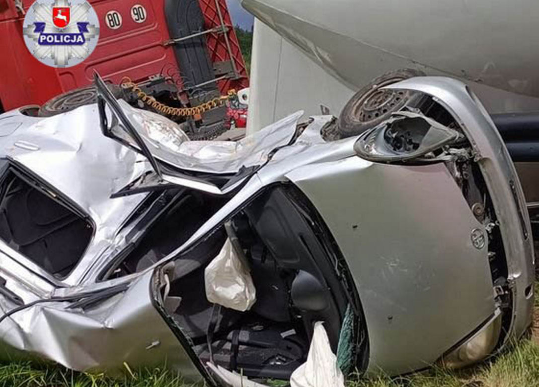 Potworny wypadek pod Włodawą! Dwie kobiety nie żyją. Ich toyota wjechała prosto pod tira [ZDJĘCIA]