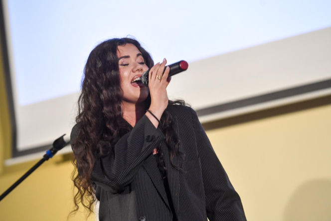 Karolina Szczurowska walczy o udział w Eurowizji 2026. Kim jest młoda wokalistka?