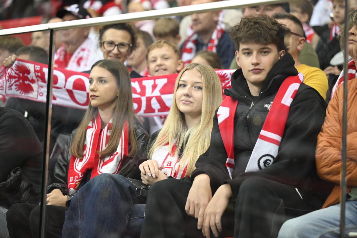 Anna Lewandowska z teściową i jej partnerem na meczu Polska - Bośnia