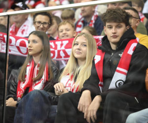 Anna Lewandowska z teściową i jej partnerem na meczu Polska - Bośnia