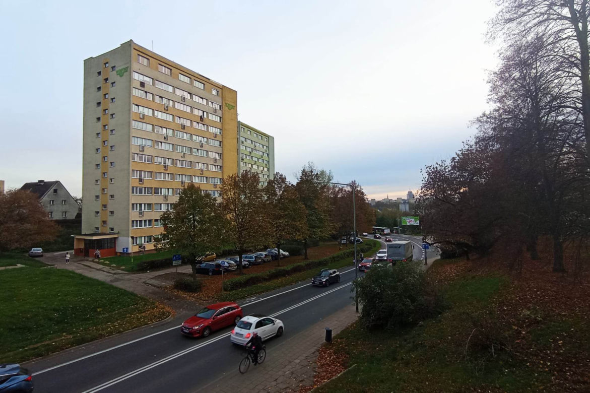 Kobieta wypadła z okna wieżowca i zginęła! W miejscu tragedii pojawiły się znicze [ZDJĘCIA]