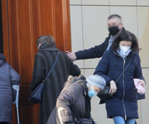 Krystyna Pawłowicz z ochroniarzem w niedzielny poranek