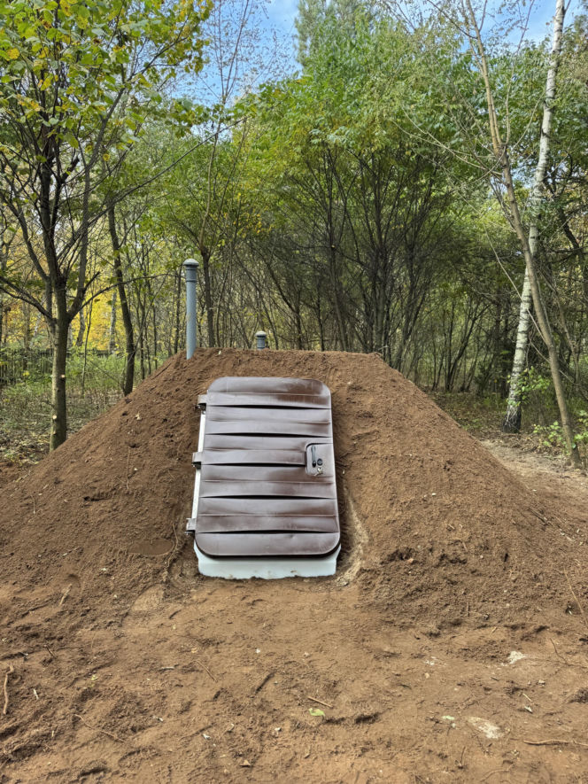 Piwniczka ziemianka w ogrodzie