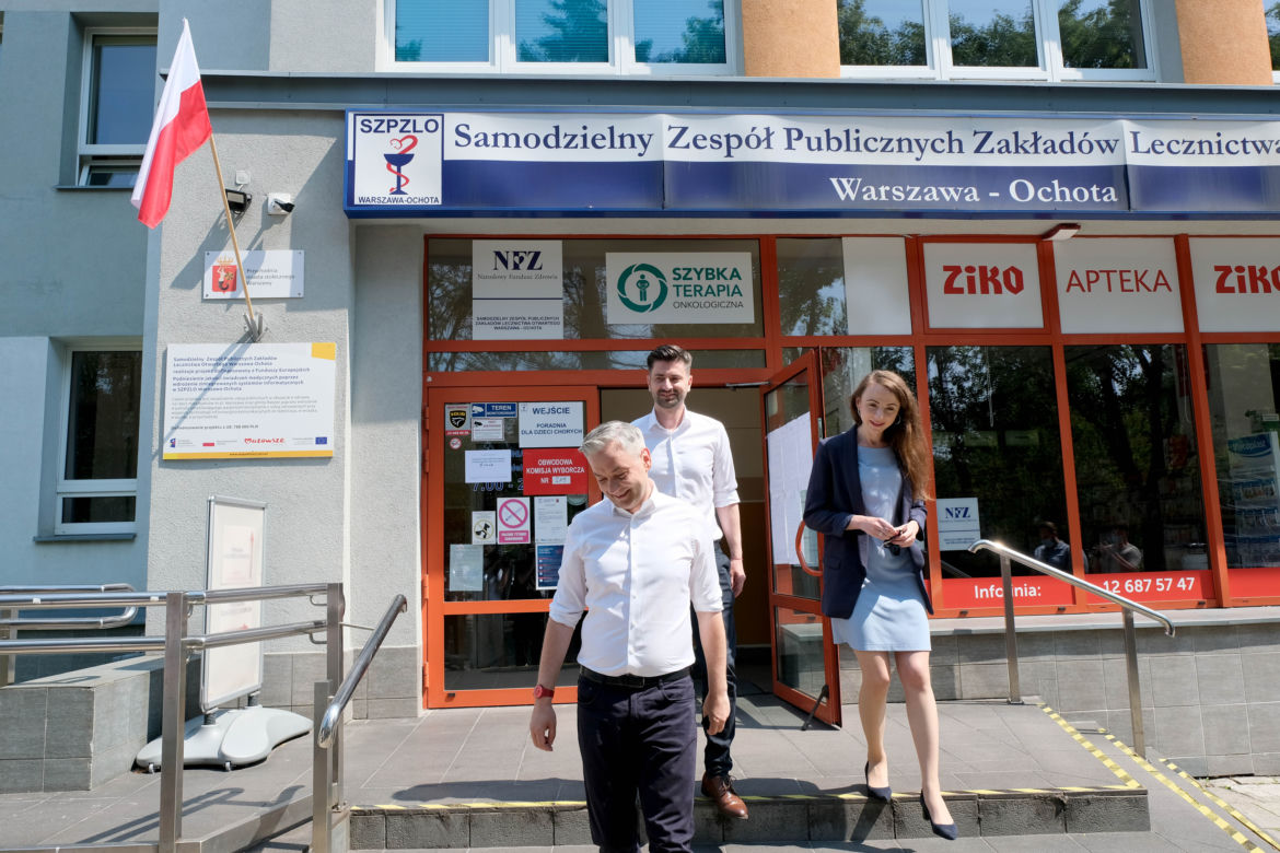 Wybory 2020 Robert Biedroń ze swoim partnerem Krzysztofem Śmiszkiem oddali głosy