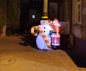 Ukradł dzieciom święta. Przedszkolaki apelują: Złodzieju oddaj Mikołaja i Bałwanka [FOTO]