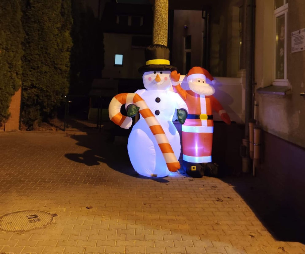 Ukradł dzieciom święta. Przedszkolaki apelują: Złodzieju oddaj Mikołaja i Bałwanka [FOTO]