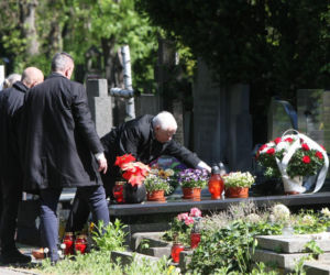 Jarosław Kaczyński na cmentarzu nie był sam. Pewna kobieta nie odstępowała go na krok