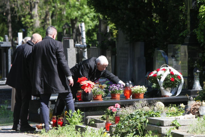 Jarosław Kaczyński na cmentarzu nie był sam. Pewna kobieta nie odstępowała go na krok