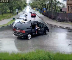 Śląskie: Chłopiec wypadł z auta na ulicę w czasie jazdy! O włos od tragedii