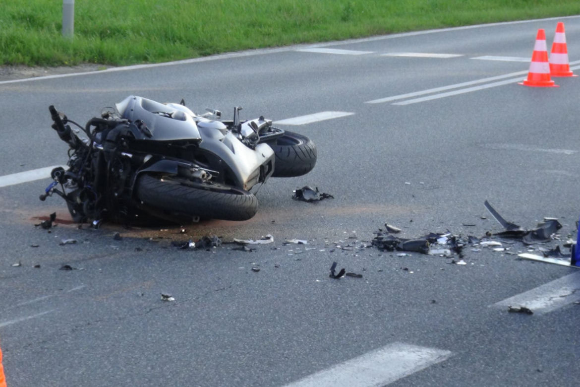 Tragiczny wypadek na warszawskich Włochach. Pomimo reanimacji motocyklista zginął na miejscu