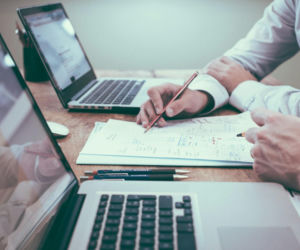 Umowa o dzieło czy umowa zlecenie? Różnice w opodatkowaniu, ubezpieczeniach i prawach pracowniczych – co jest bezpieczniejsze?