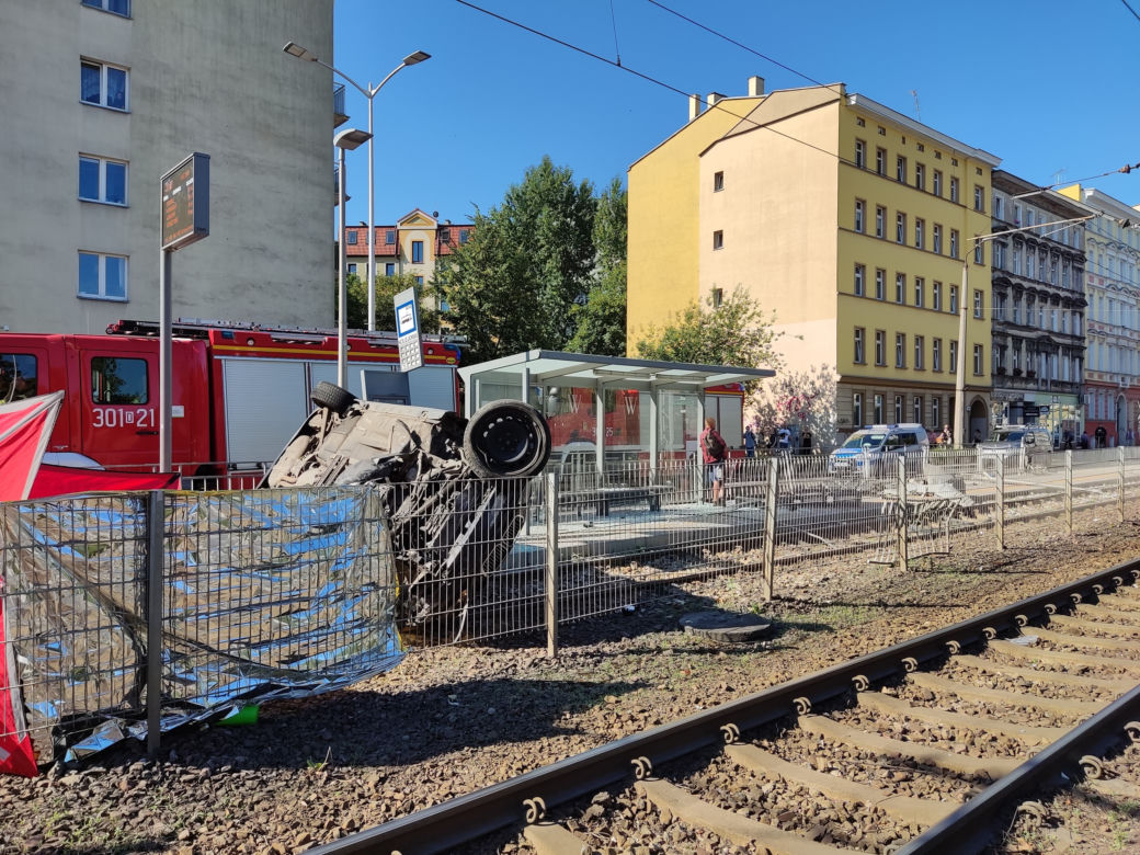 Starszy pan jechał na działkę, BMW zmiotło go z przystanku. Masakra we Wrocławiu