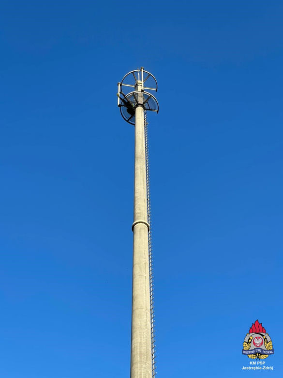 Mężczyzna wszedł na 47-metrową wieżę telefoniczną. Dramatyczna akcja ratunkowa strażaków