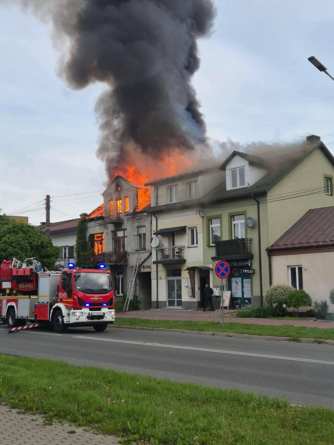 Poważny pożar domu w Ostrowcu Świętokrzyskim. Jedna osoba ranna, trwa akcja strażaków