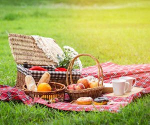 Piknik marzeń? Te 3 zasady pakowania i 5 pomysłów na jedzenie zmienią Twój koszyk!