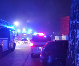 Kraków: Poteżny pożar archiwum Urzędu Miasta. Płoną dwie duże hale przy ulicy Na Załęczu. Akcja trwa [ZDJĘCIA]