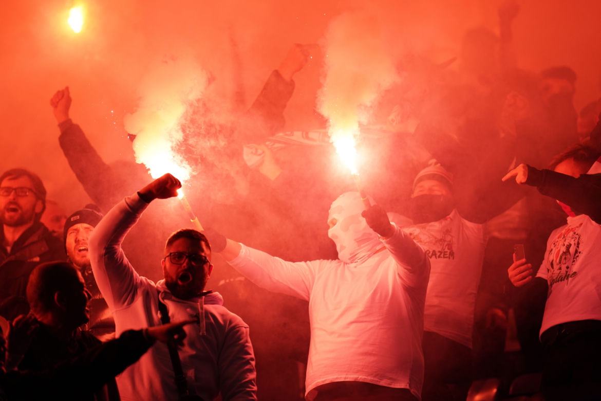 Piłkarze Legii Warszawa zaatakowani przez kibiców
