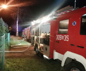 Pożar obudził gospodarza. W ogniu stanął budynek gospodarczy