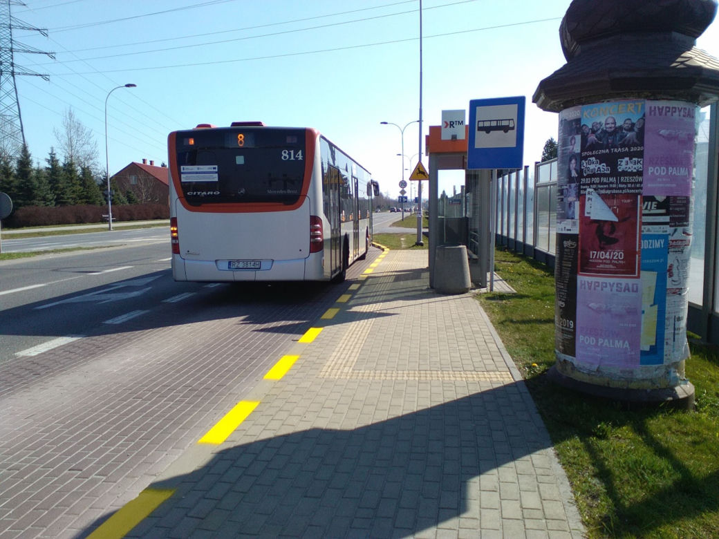 Krawężniki przy rzeszowskich przystankach autobusowych są malowane na biało-żółte