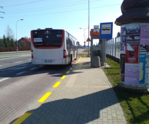 Krawężniki przy rzeszowskich przystankach autobusowych są malowane na biało-żółte