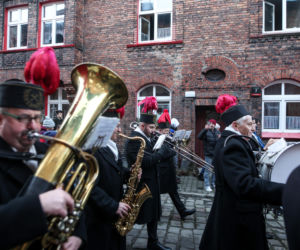 Barbórka 2025. Pobudka górnicza na Nikiszowcu w wykonaniu Orkiestry Wieczorek