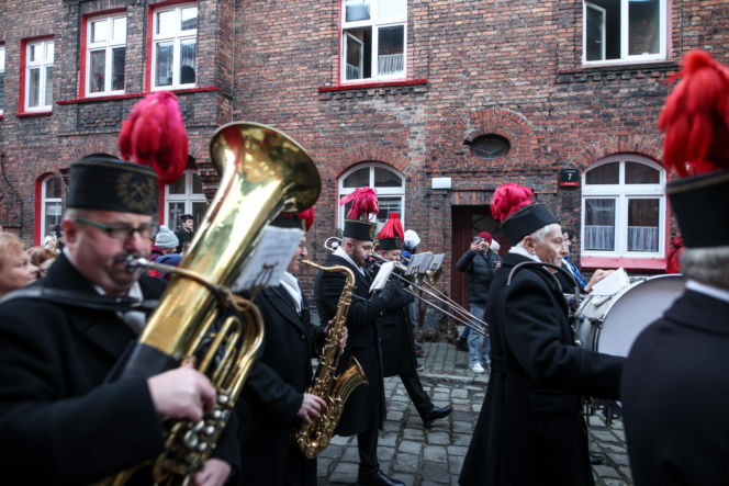 Barbórka 2025. Pobudka górnicza na Nikiszowcu w wykonaniu Orkiestry Wieczorek