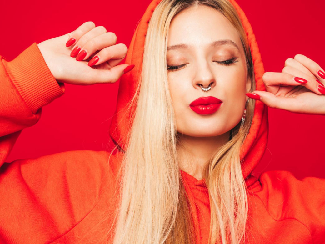 Paznokcie w tym odcieniu będą hitem tego sezonu. Hailey Bieber już nosi taki manicure