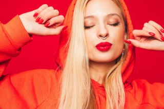 Paznokcie w tym odcieniu będą hitem tego sezonu. Hailey Bieber już nosi taki manicure