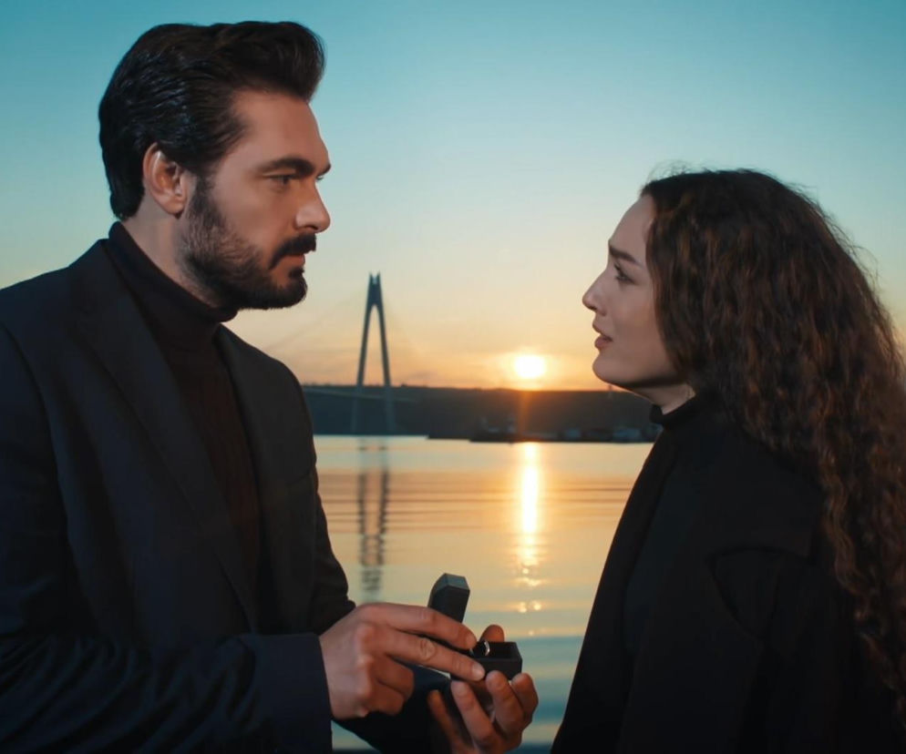 Yaman oświadcza się Nanie nad morzem o zachodzie słońca, trzymając otwarte pudełeczko z pierścionkiem. Nana spogląda na ukochanego z zaskoczeniem i wzruszeniem. W tle widać most i spokojną wodę. Więcej o ich zaręczynach na Super Seriale.