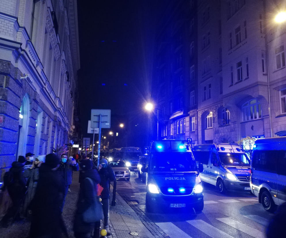 Plac Zbawiciela roi się od policji