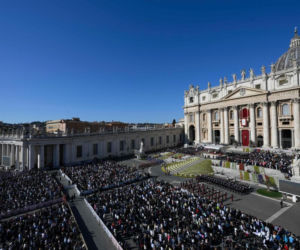 Poruszające słowa papieża na Placu św. Piotra. Pan żyje i pozostaje z nami