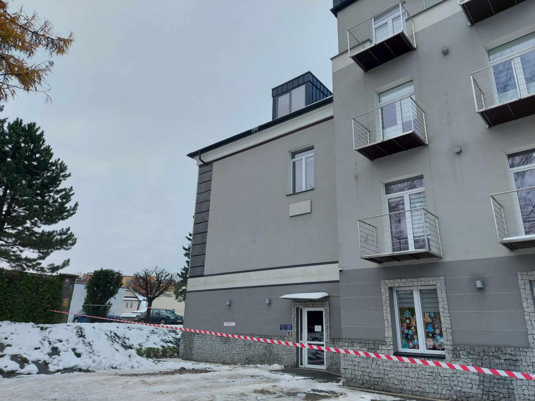 Spadające sople uszkodziły auto przy Bankowej w Starachowicach