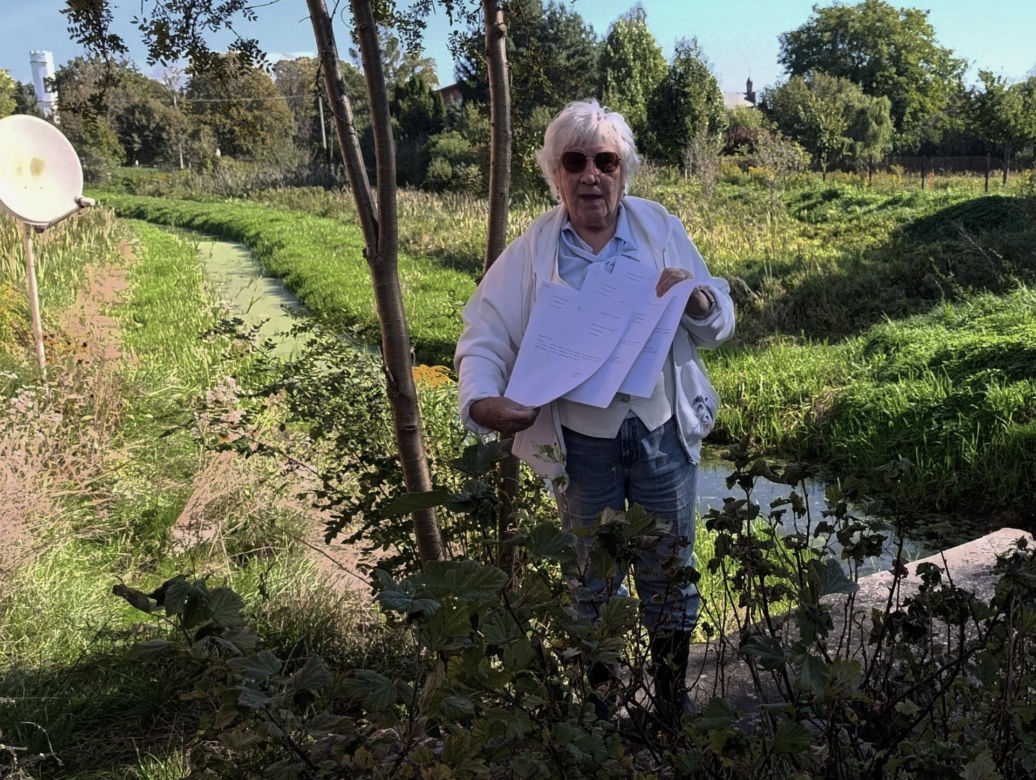 Dziki rów dzieli działkę, a urzędnicy rozkładają ręce. Seniorka drży, że dom osunie się do wody