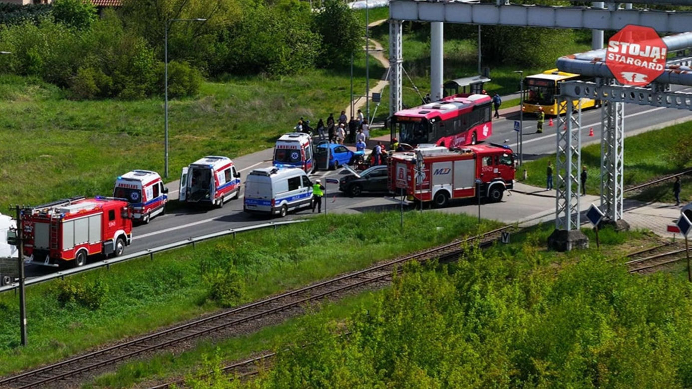 Stargard: 12 poszkodowanych po zderzeniu autobusu z samochodami. WIDEO z monitoringu
