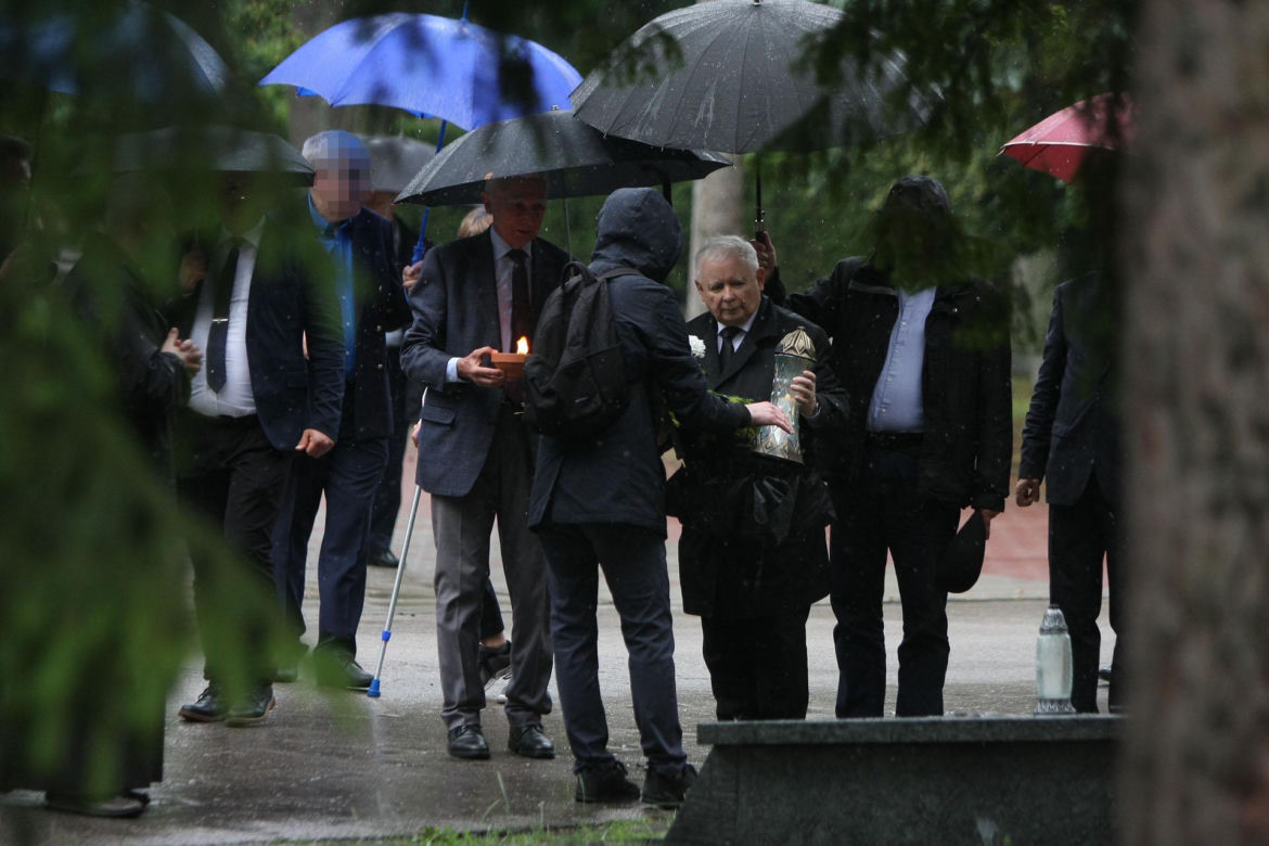 Morawiecki pod ochroną na miesięcznicy 