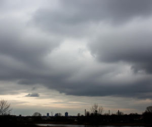 Dąbrowa Górnicza budzi się pod chmurami. Czy to już koniec złotego jesiennego snu?