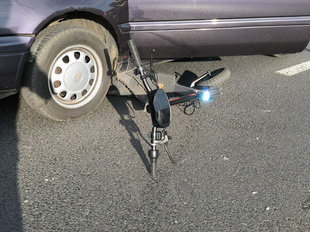 Wypadek w Lesznie Hulajnoga pod kołami osobówki.