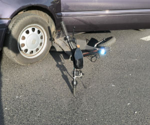 Wypadek w Lesznie Hulajnoga pod kołami osobówki.