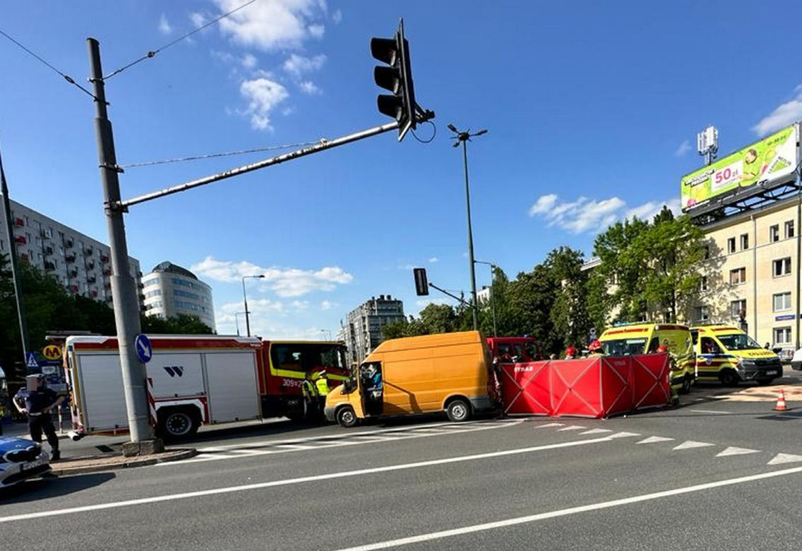  Reanimacja na drodze. Motocyklista wpadł pod busa. Tragiczne wieści