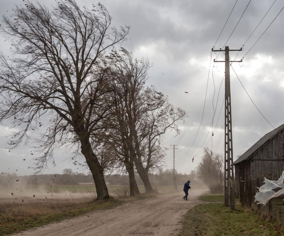 Zerwane linie energetyczne przy wiejskiej drodze w trakcie wichury. O awariach prądu na Podlasiu przeczytasz w Eskce.
