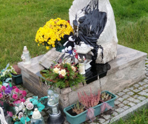 Śląskie: Ktoś zniszczył pomnik dzieci nienarodzonych. Wandale oblali pomnik smołą [ZDJĘCIA]