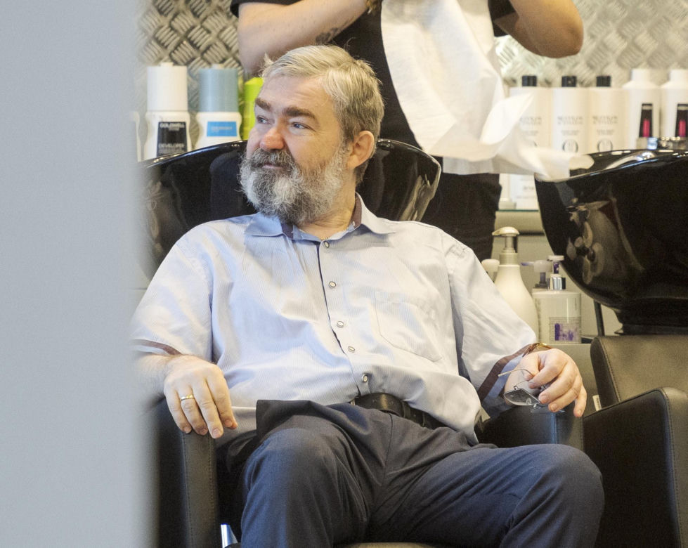 Karol Karski w salonie urody