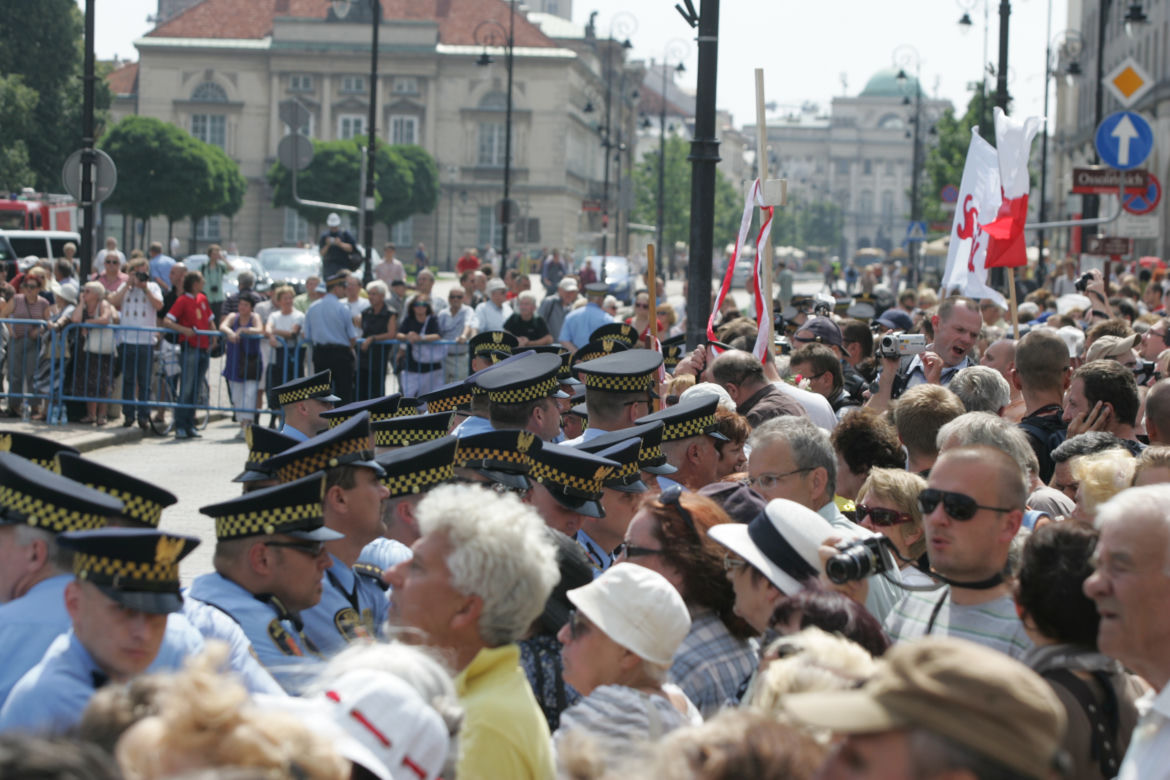 Wojna o krzyż: Krzyż zostaje pod Pałacem Prezydenckim