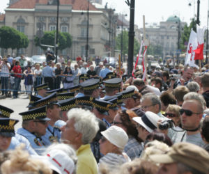 Wojna o krzyż: Krzyż zostaje pod Pałacem Prezydenckim