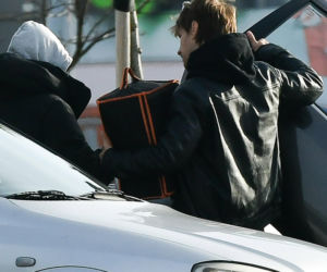 Maciej Musiał najpierw pieści auto, potem dziewczynę