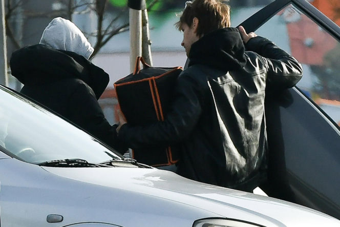 Maciej Musiał najpierw pieści auto, potem dziewczynę