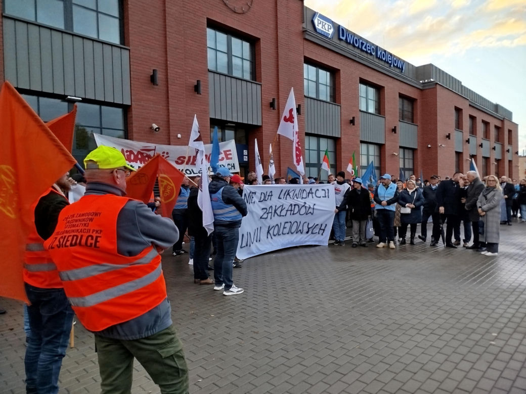 Pracownicy Zakładu Linii Kolejowych pikietowali w Siedlcach! Poparli ich siedleccy radni