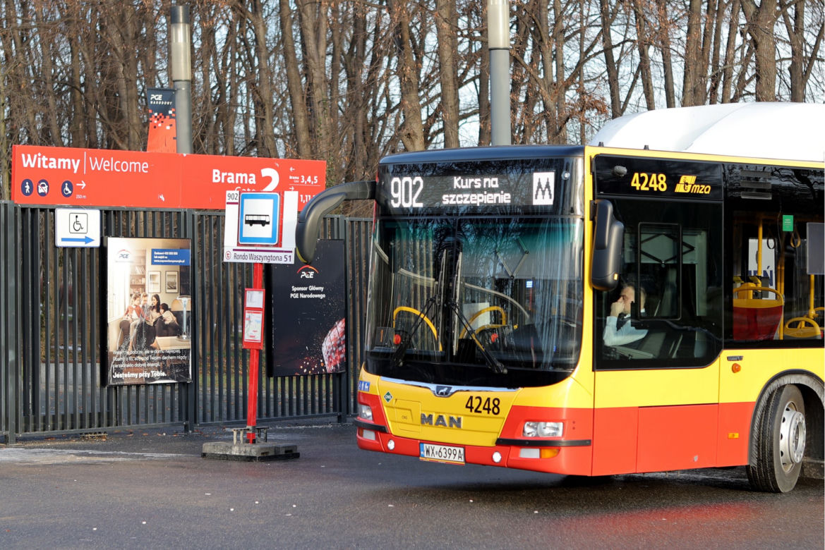 Pustki w autobusie nowej linii dla seniorów