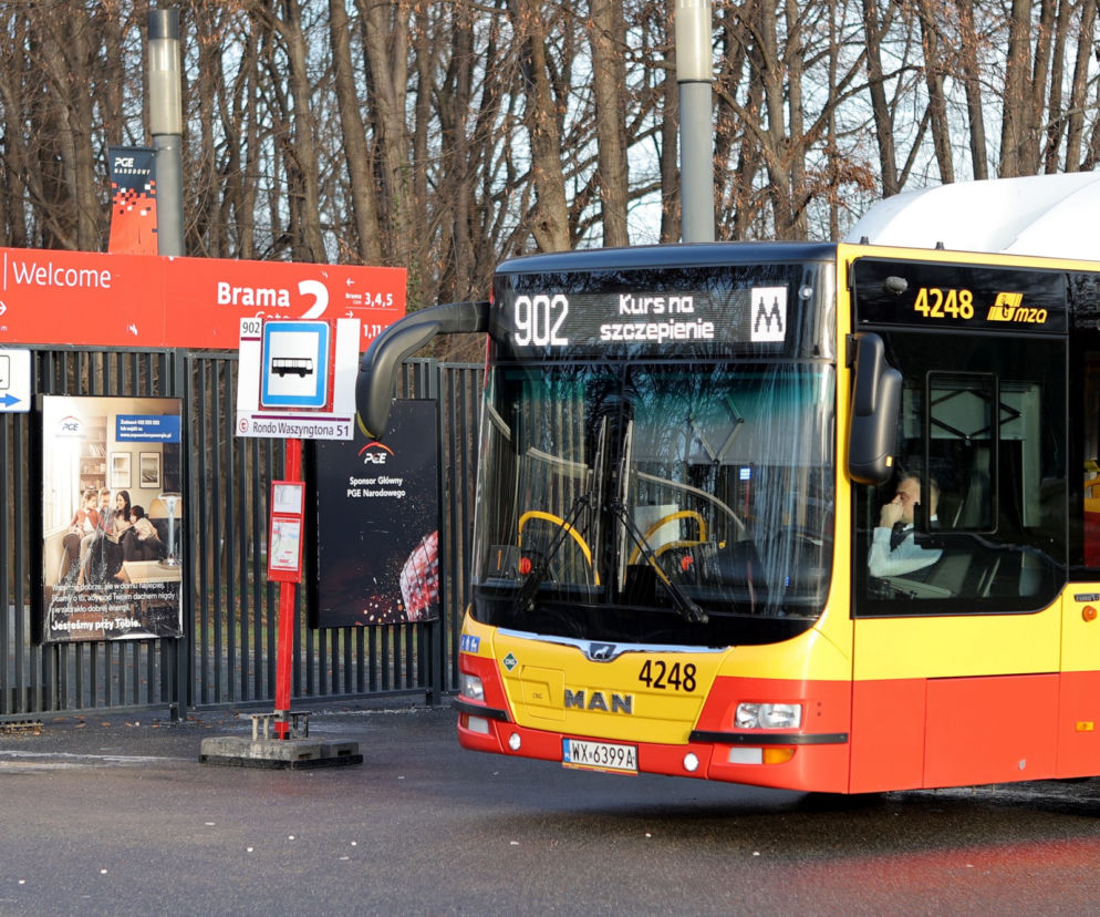 Pustki w autobusie nowej linii dla seniorów